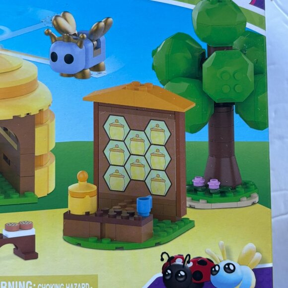 NEW BLDR Adopt Me! Coffee Shop Inerior with Queen Bee Building Set - 225 Pieces - Picture 9 of 13